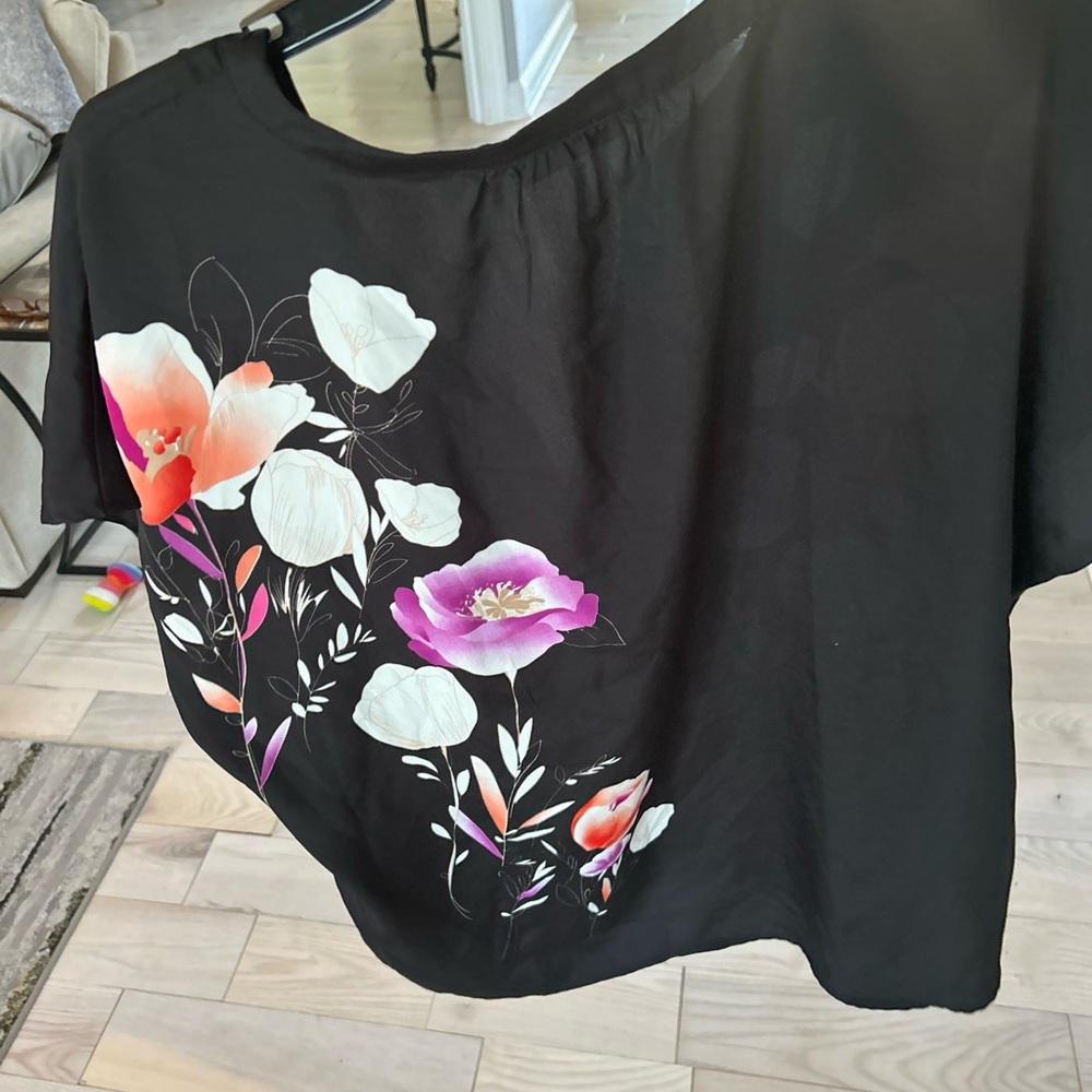 New York and Company short sleeve floral blouse. - Picture 8 of 10